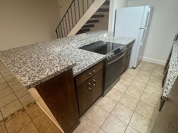 5th image of 805 Carro Dr #2