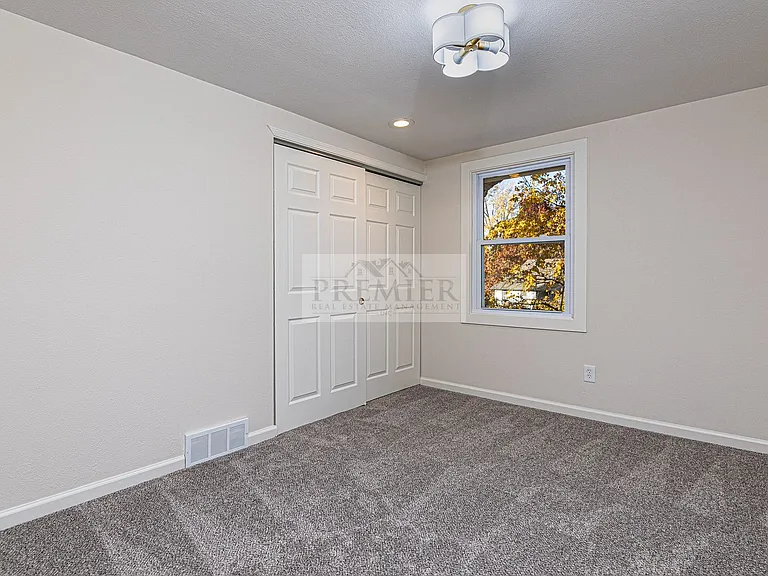 9841 Melrose Dr — Photo 11