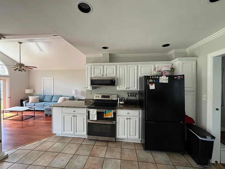 5716 Grosvenor Ln — Photo 9
