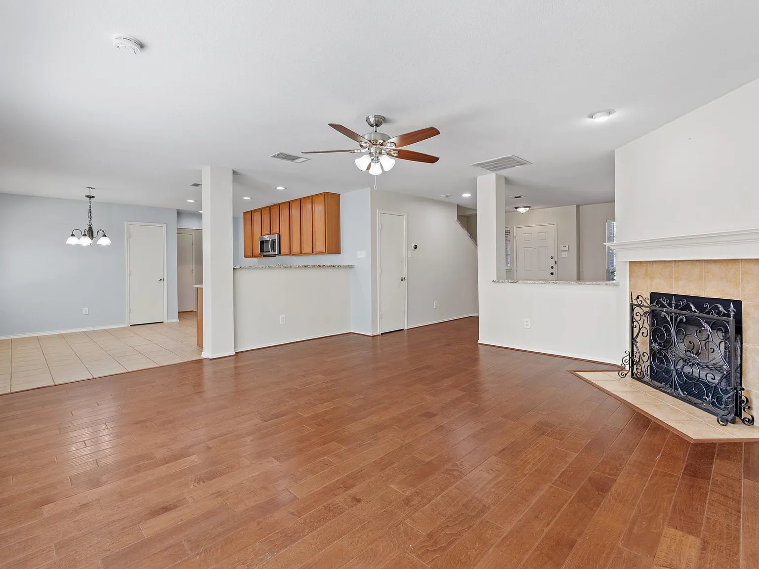3 bed, 2050 sqft, $2,195 — Photo 4