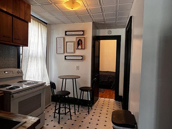 3rd image of 31 Pleasant St