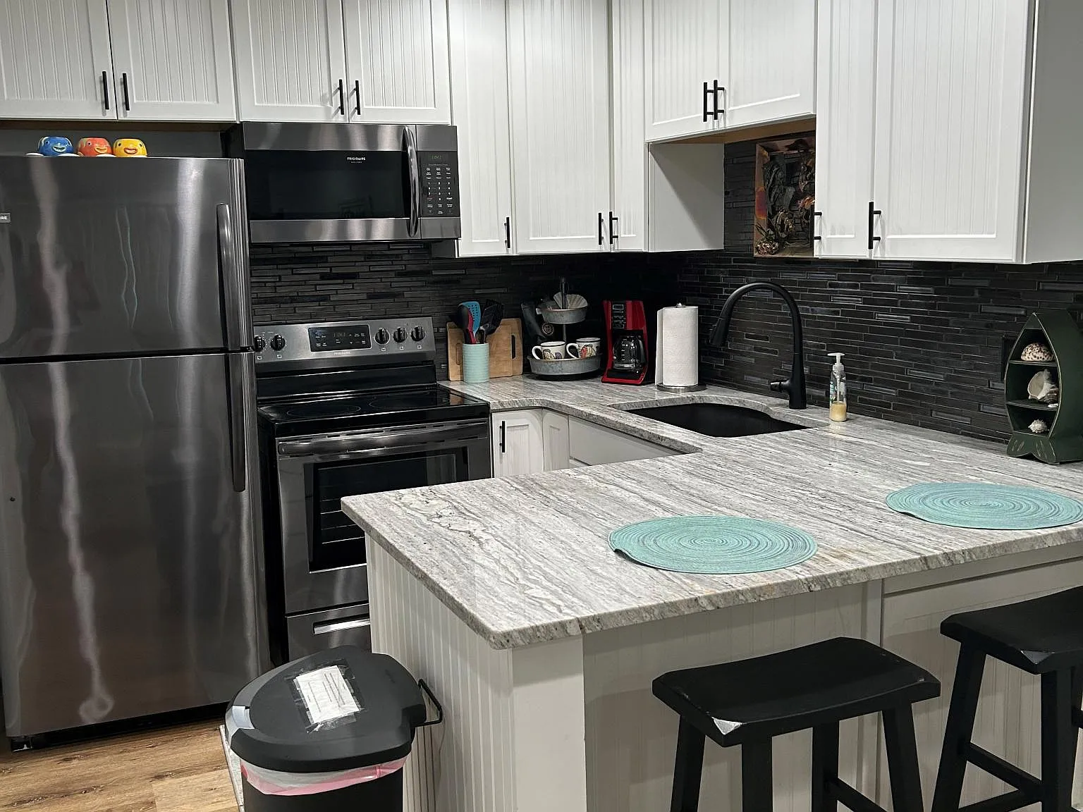 3600 Thomas Dr — Photo 2