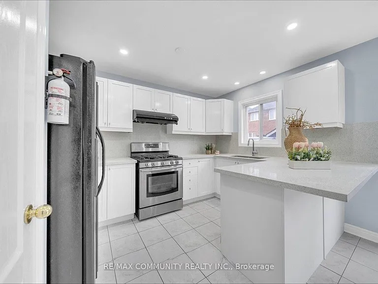 76 Seasons Dr — Photo 2