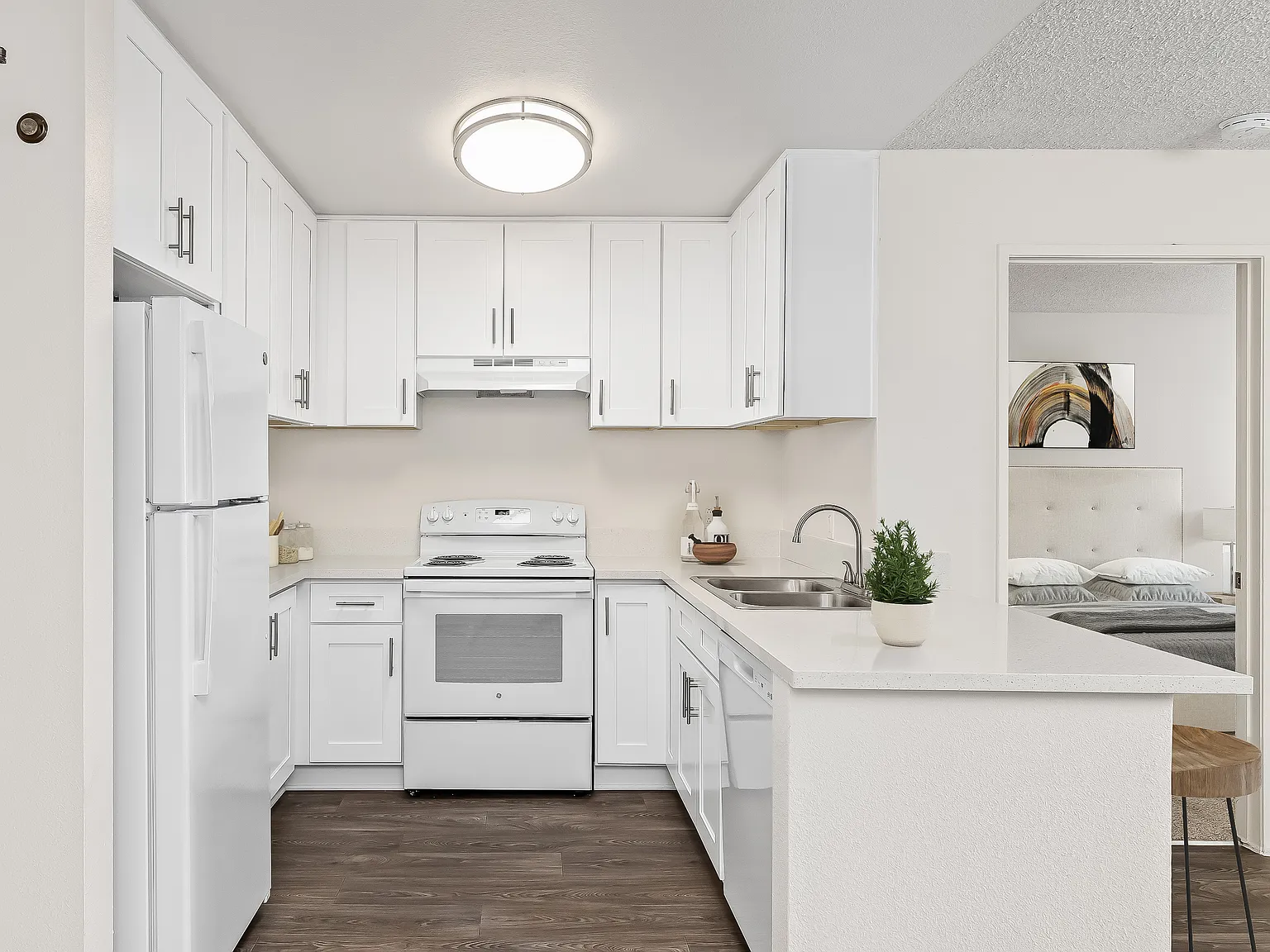 Plaza Apartments — Photo 4
