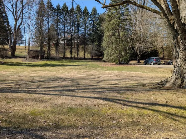 Hume Dr NE, North Canton, OH 44720