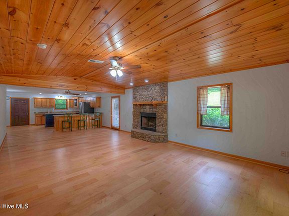 3rd image of 815 Rockridge Road