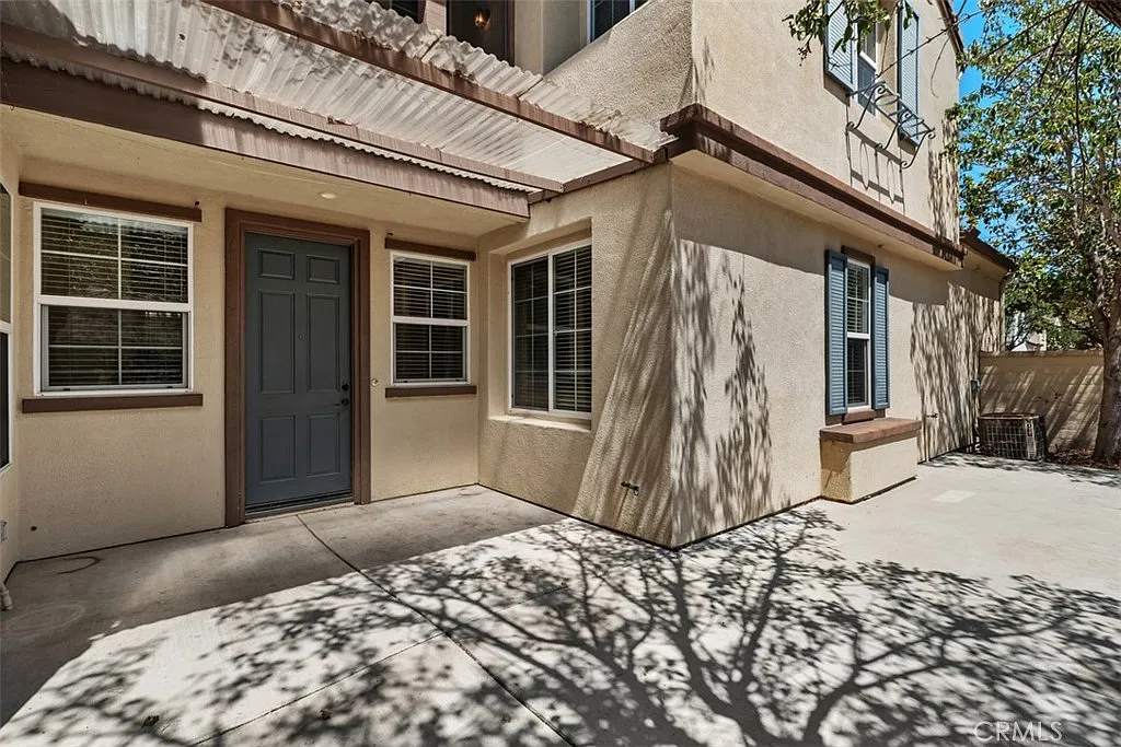 3 bed, 2.5 bath, 1930 sqft, $5,200 — Photo 3