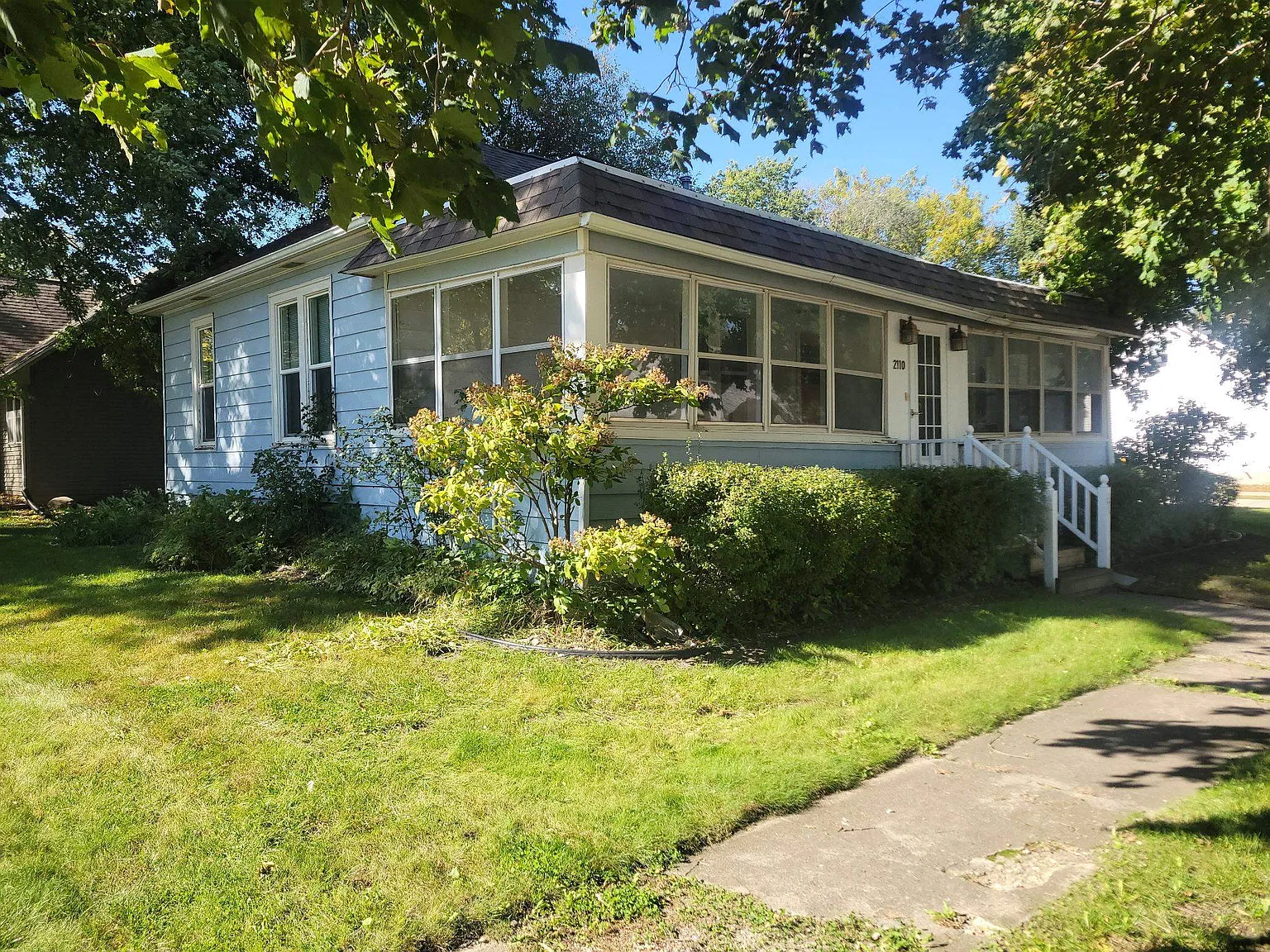 3 bed, 1.5 bath, 968 sqft, $1,100 — Photo 1