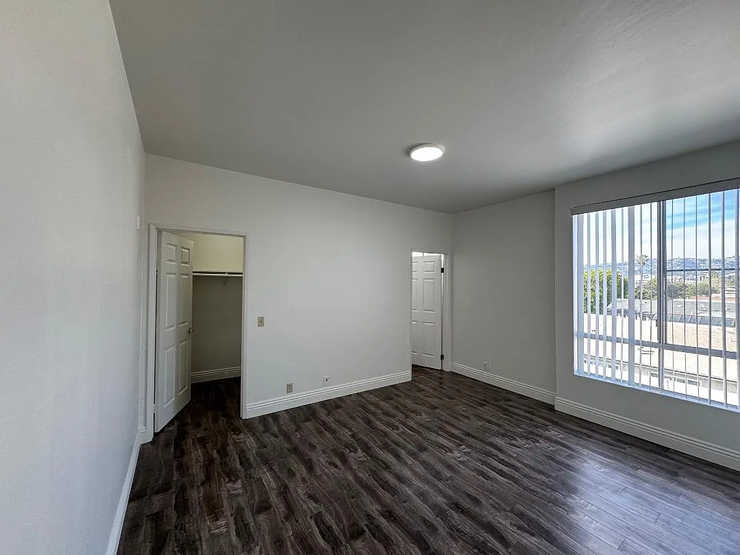 Building Photo - 1210 S Sherbourne Dr #304