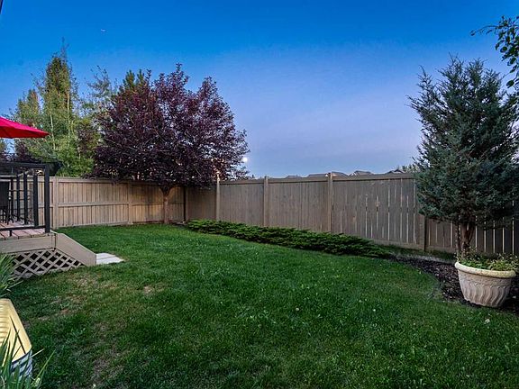 2nd image of 9 N Aspenshire Cres SW