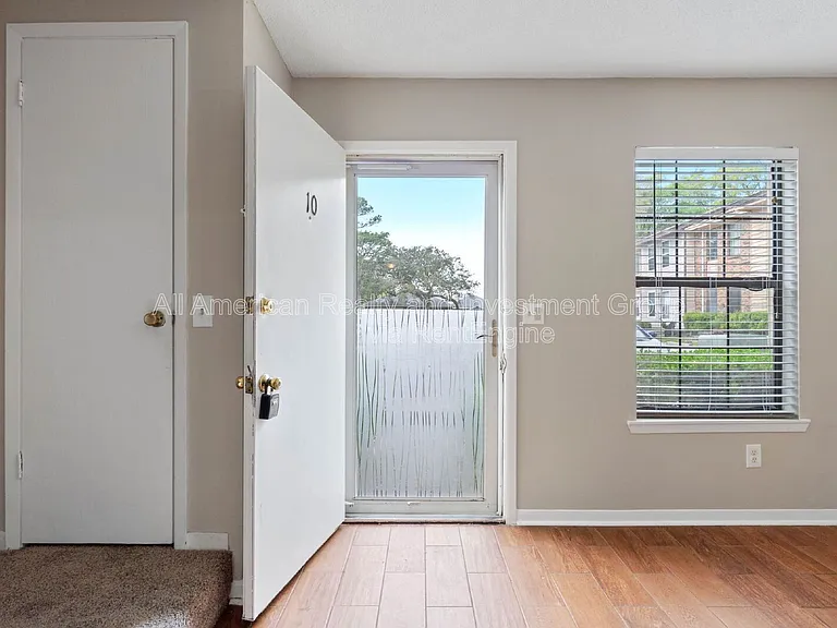 611 Center St #10 — Photo 4