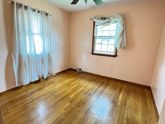 3rd image of 517 Westgate Dr