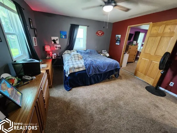 314 E 1st St, Kanawha, IA 50447