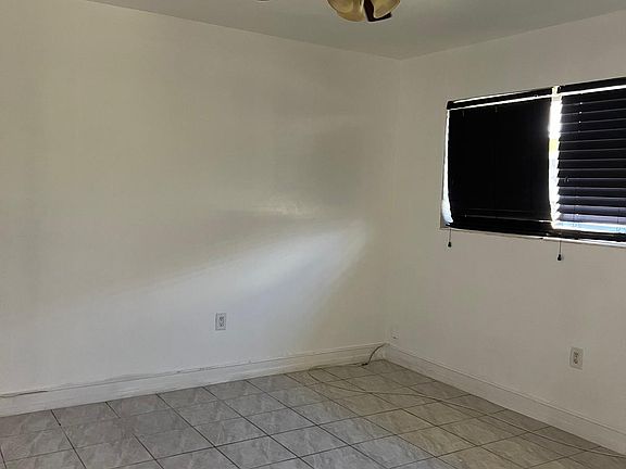5th image of 405 NE 139th St