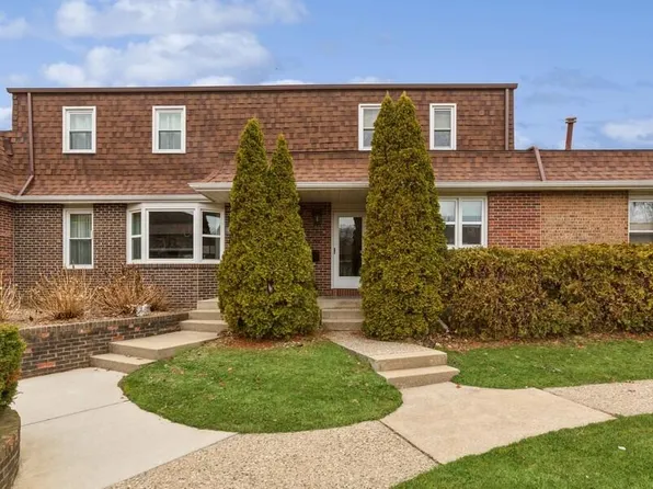 2571 Stratford Dr #114, Saint Joseph, MI 49085