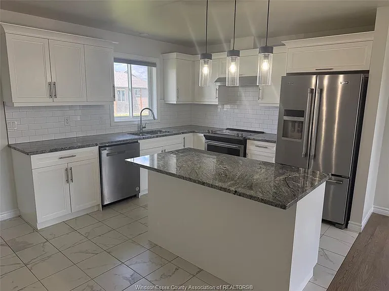 394 Hemlock Ln #UPPER — Photo 5