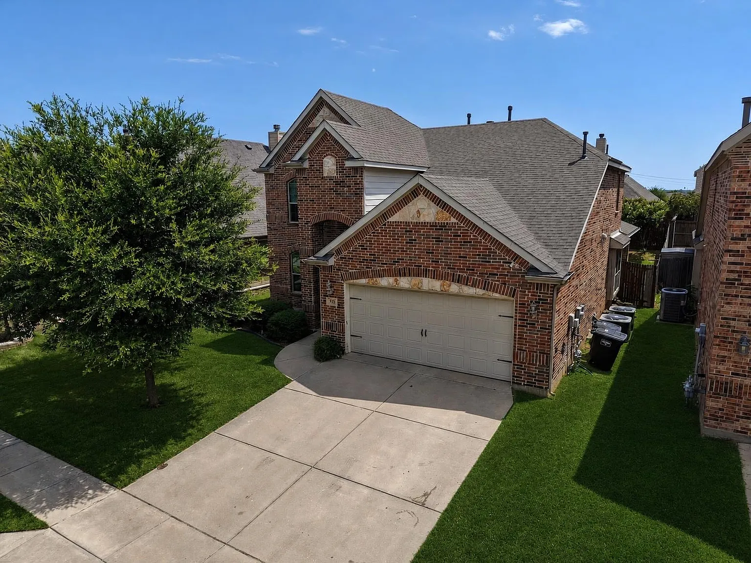 4 bed, 2.5 bath, 2605 sqft, $2,800 — Photo 2