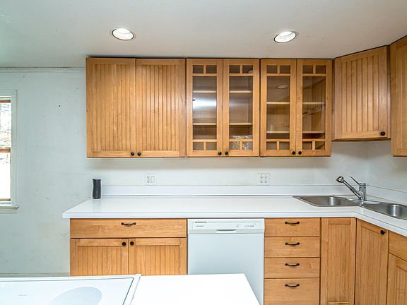 3rd image of 26 Carolyn Drive