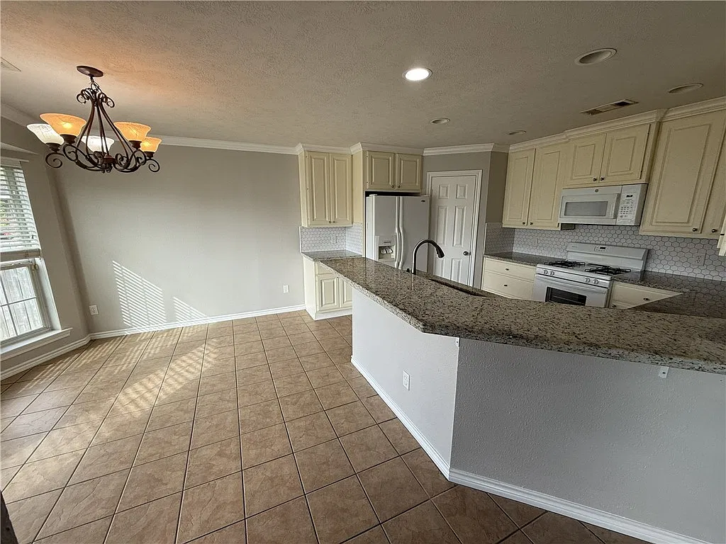 4 bed, 1860 sqft, $1,800 — Photo 3
