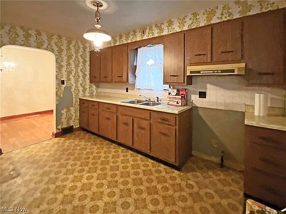5th image of 213 Heights St