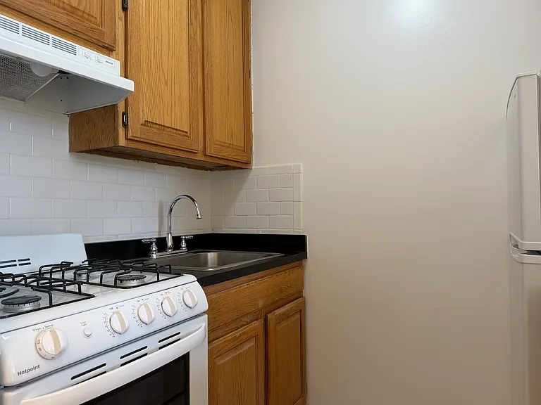 403 W 40th St #3FE — Photo 8