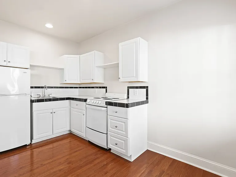 Amber Court Apartments — Photo 10