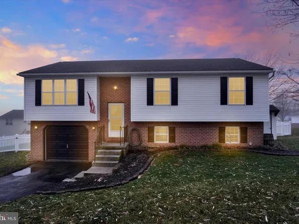 105 Coventry Cross Rd, Mount Wolf, PA 17347