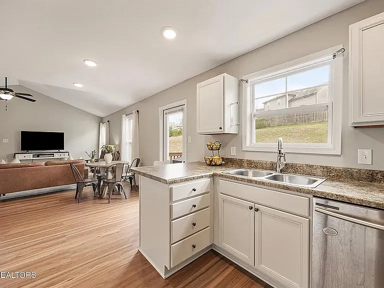 7931 Poplar Grove Ln — Photo 13