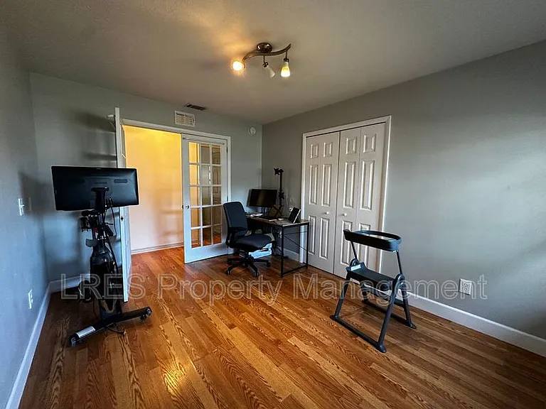 910 Sycamore Ln — Photo 13