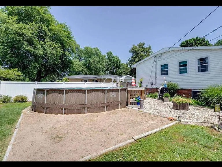 1724 N Meadow Rd — Photo 8