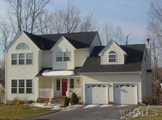 5 Acorn Ct, Wappingers Falls, NY 12590