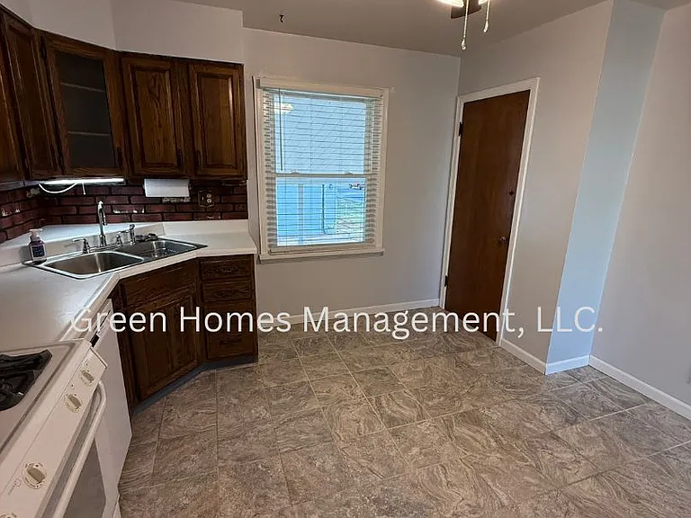 895 Harrison St — Photo 14