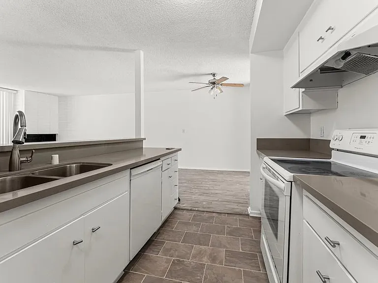 11946 Montana Ave #302 — Photo 13