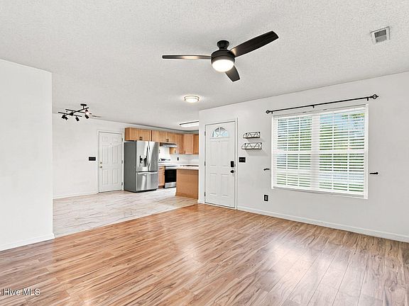5th image of 8667 Orchard Loop Road NE