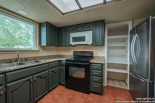1002 River Oak Main House Seguin Ter #MAIN HOUSE — Photo 9