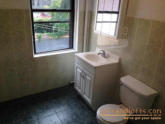 Rented by aptsandlofts.com | media 8