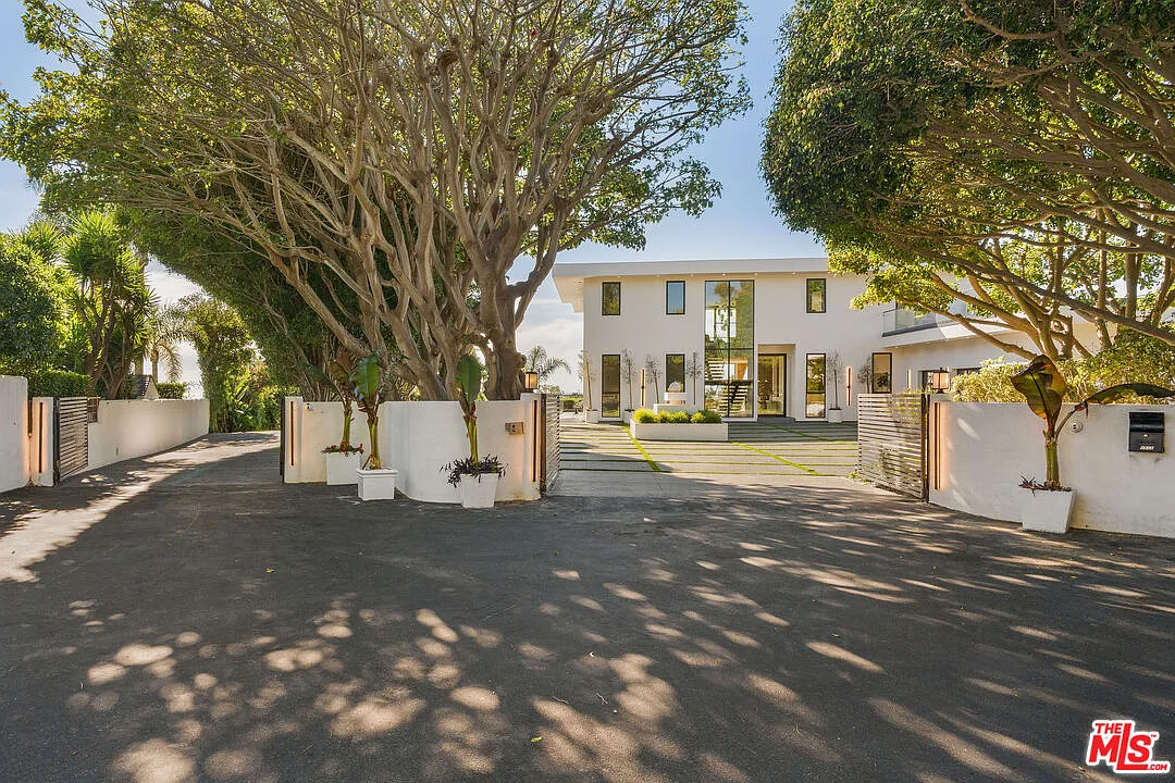 5 bed, 6.0 bath, 6000 sqft, $39,000 — Photo 3