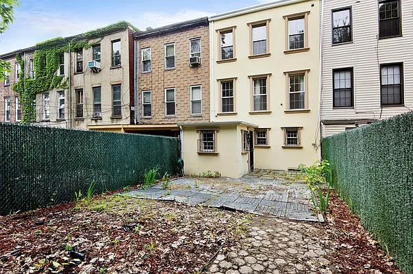 Rented by Park Property Advisors | media 12