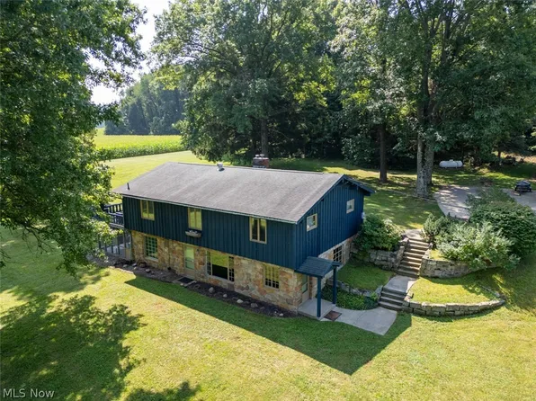 2072 Hartville Rd, Mogadore, OH 44260