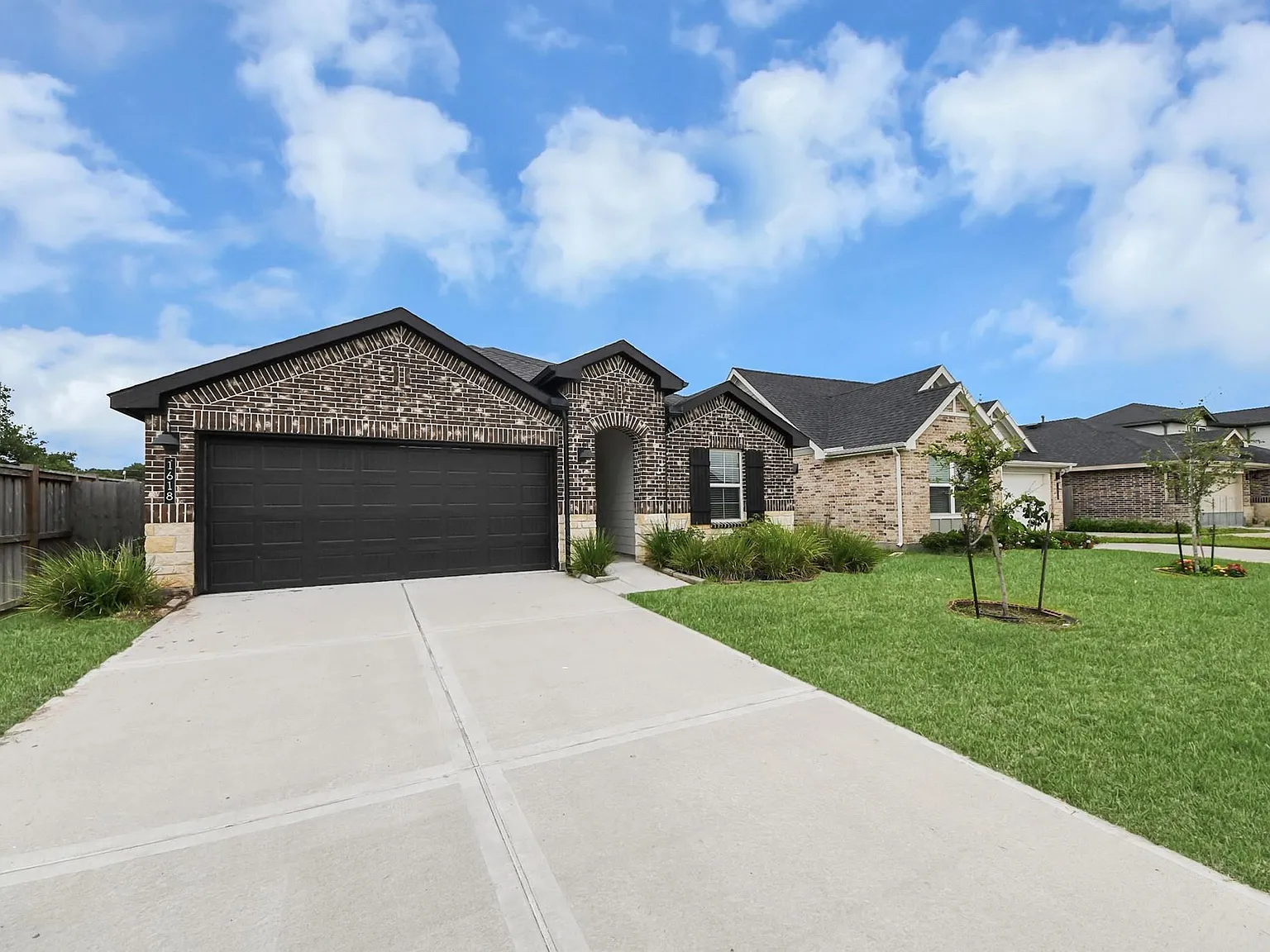 4 bed, 2.5 bath, 1884 sqft, $2,300 — Photo 3