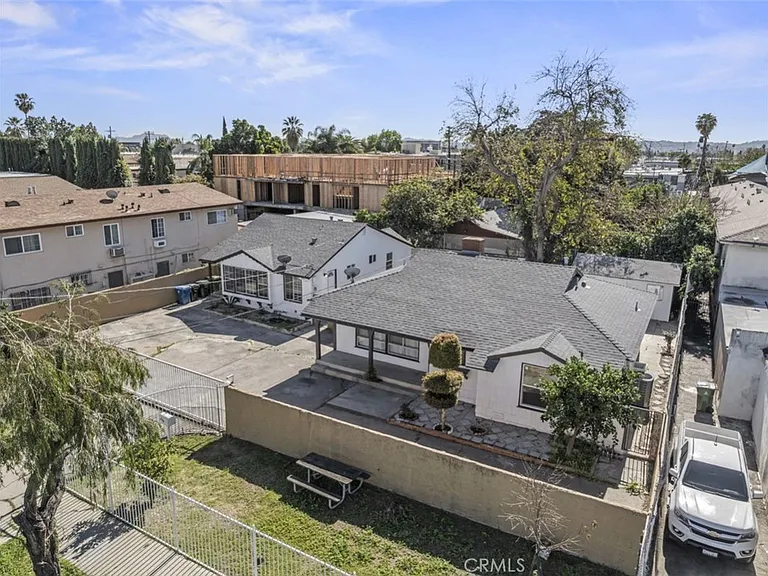 14722 Strathern St — Photo 3