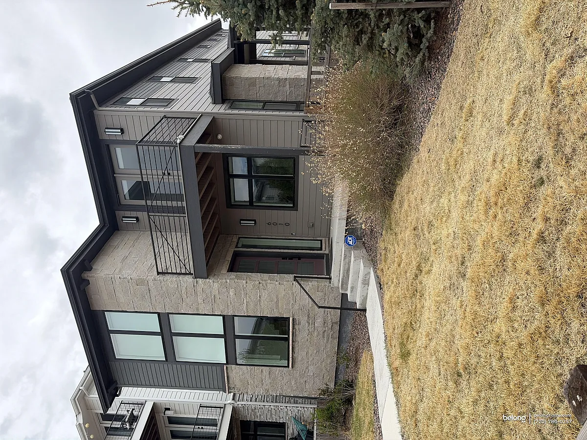 Building Photo - 6010 N Perth St