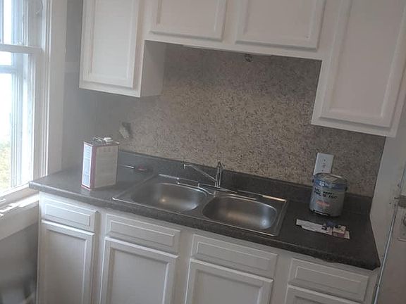 4th image of 631 W 4th St