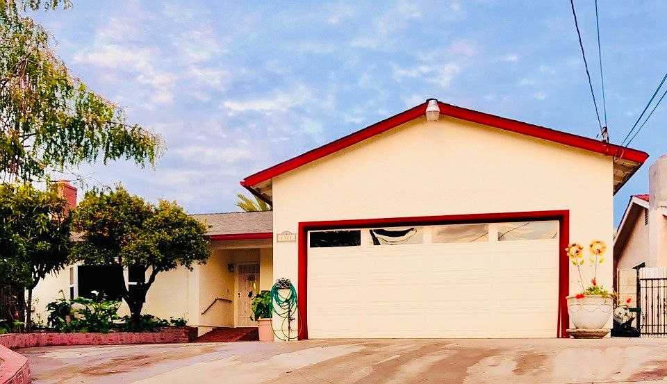 1321 First Ave __
Single Story Home
Attached Garage/ Plenty of Parking