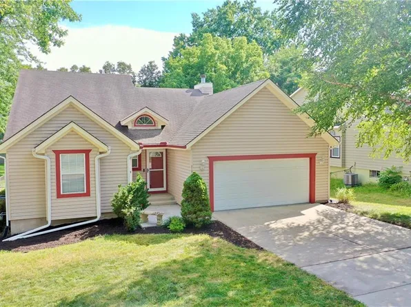 319 NE Orchard St, Lees Summit, MO 64063