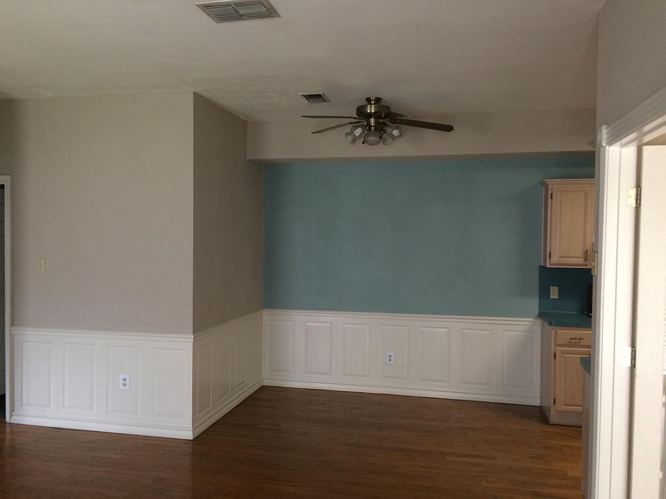 breakfast area off kitchen