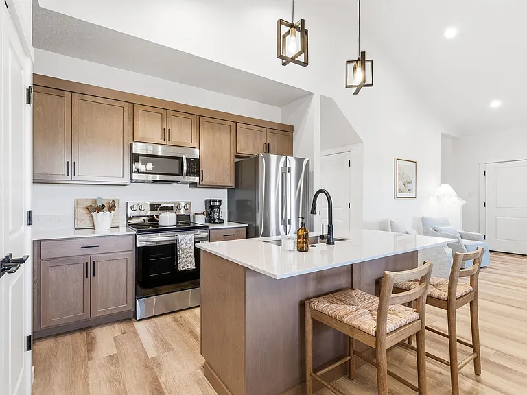 305 E Chevy Dr — Photo 5