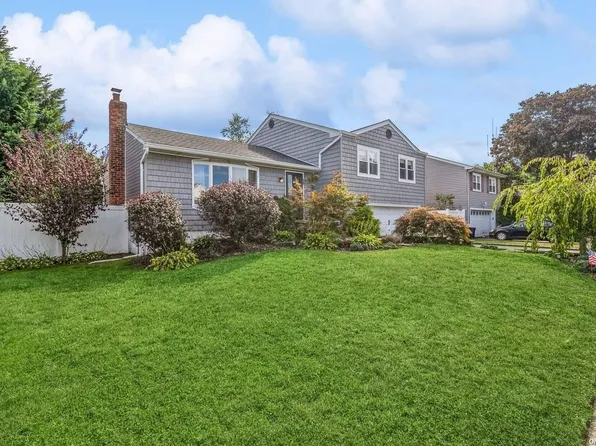 5 Audley Circle, Plainview, NY 11803