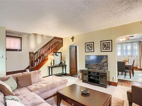 Previous picture. House has no furniture now.