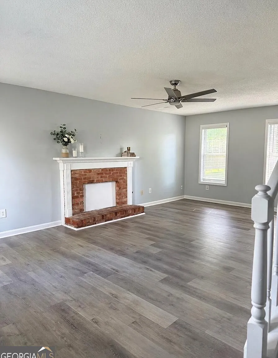 4 bed, 2.5 bath, 2185 sqft, $2,500 — Photo 2